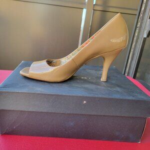 Tahari Nude Peep Toe Pumps Size 7